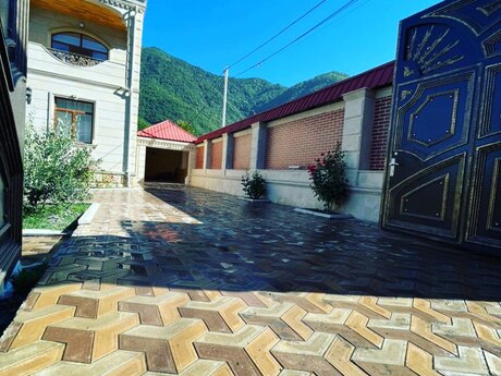 6 otaqlı həyət evi/bağ evi - Qax - 440 m²