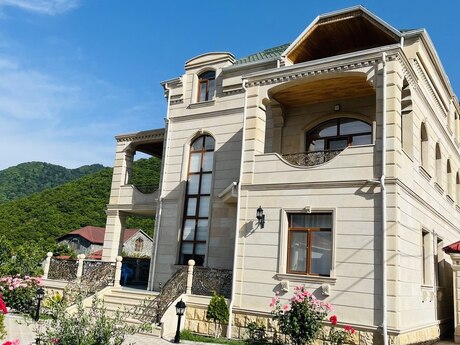 6 otaqlı həyət evi/bağ evi - Qax - 440 m²