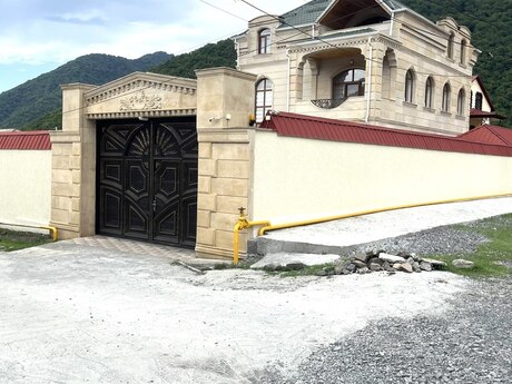 6 otaqlı həyət evi/bağ evi - Qax - 440 m²