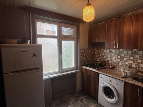 3 otaqlı köhnə tikili - İnşaatçılar m. - 72 m²
