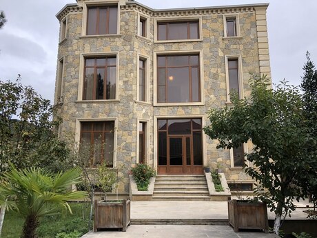 10 otaqlı həyət evi/bağ evi - Qaraçuxur q. - 650 m²