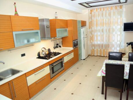 4 otaqlı yeni tikili - 28 May m. - 210 m²