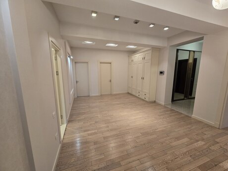 4 otaqlı yeni tikili - İnşaatçılar m. - 196 m²