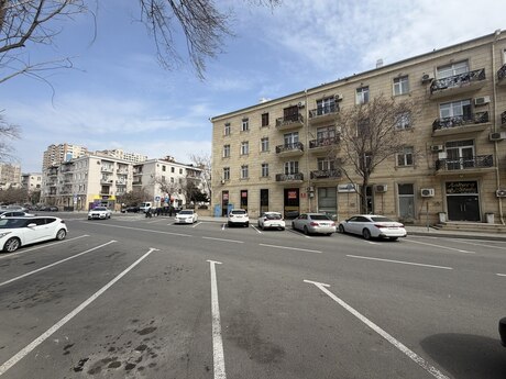 Obyekt - Şah İsmayıl Xətai m. - 300 m²