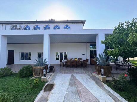 9 otaqlı həyət evi/bağ evi - Novxanı q. - 300 m²
