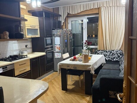4 otaqlı yeni tikili - 8 Noyabr m. - 210 m²