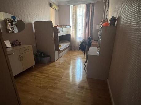 3 otaqlı köhnə tikili - 28 May m. - 90 m²