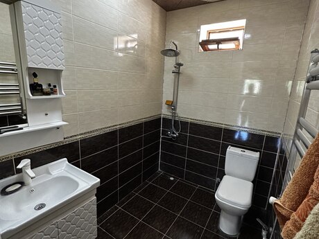6 otaqlı həyət evi/bağ evi - Şüvəlan q. - 250 m²