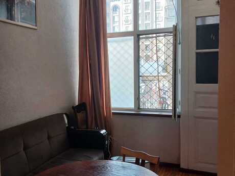 2 otaqlı köhnə tikili - 28 May m. - 65 m²