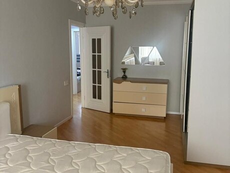3 otaqlı köhnə tikili - Bakıxanov q. - 90 m²