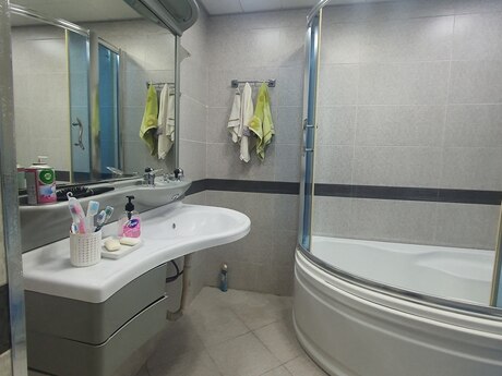 3 otaqlı köhnə tikili - İnşaatçılar m. - 70 m²