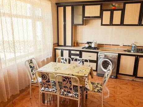 6 otaqlı həyət evi/bağ evi - Mərdəkan q. - 197 m²