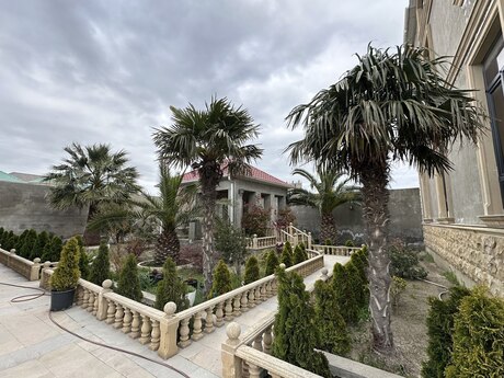 7 otaqlı həyət evi/bağ evi - Binəqədi r. - 390 m²