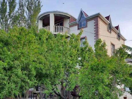 7 otaqlı həyət evi/bağ evi - Buzovna q. - 380 m²