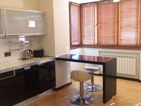 3 otaqlı köhnə tikili - Sahil m. - 100 m²
