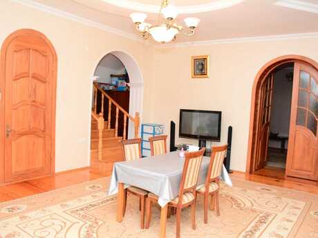 6 otaqlı həyət evi/bağ evi - Qaraçuxur q. - 200 m²