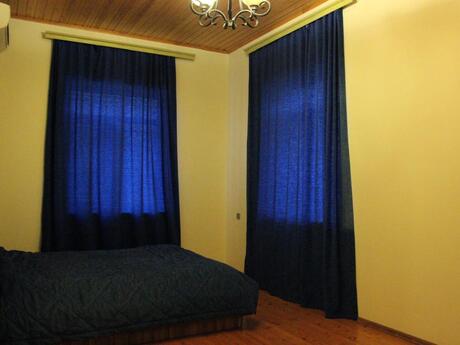 7 otaqlı həyət evi/bağ evi - Novxanı q. - 309 m²