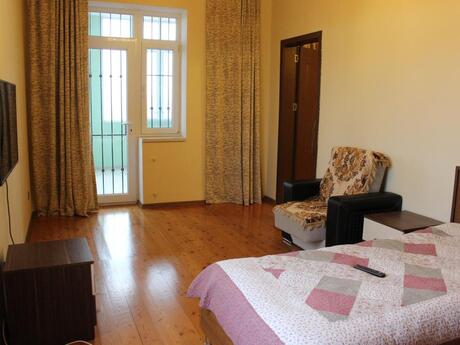 7 otaqlı həyət evi/bağ evi - Novxanı q. - 309 m²