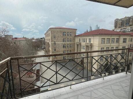 3 otaqlı köhnə tikili - İçəri Şəhər m. - 100 m²