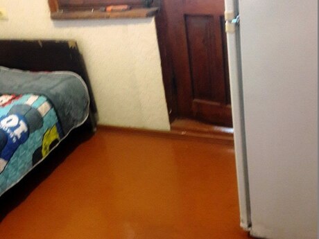 3 otaqlı köhnə tikili - 8 Noyabr m. - 65 m²