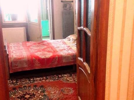 3 otaqlı köhnə tikili - 8 Noyabr m. - 65 m²