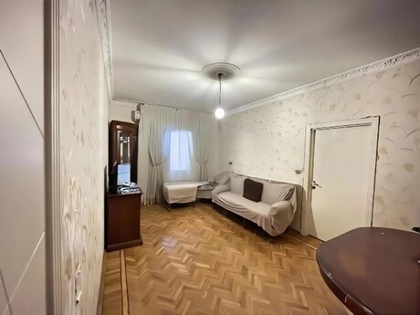 5 otaqlı köhnə tikili - 8-ci mikrorayon q. - 130 m²