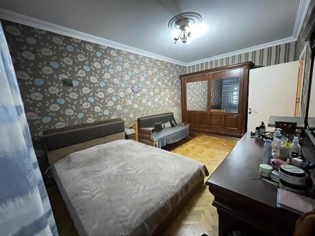 5 otaqlı köhnə tikili - 8-ci mikrorayon q. - 130 m²