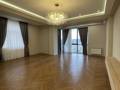 3-комн. новостройка - м. 28 мая - 125 м²