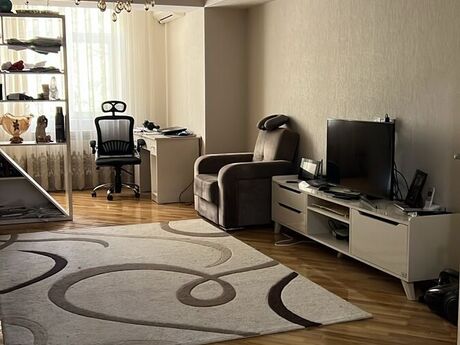 2-комн. вторичка - м. Элмляр Академиясы - 75 м²
