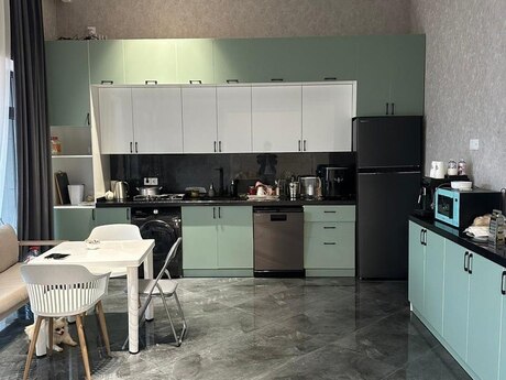 5 otaqlı həyət evi/bağ evi - Mərdəkan q. - 200 m²