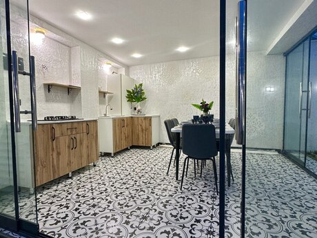 5 otaqlı həyət evi/bağ evi - Şüvəlan q. - 200 m²
