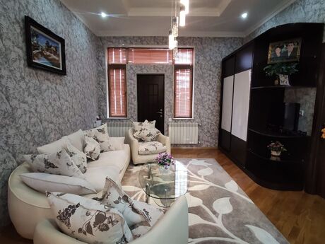 4 otaqlı həyət evi/bağ evi - Bakıxanov q. - 290 m²