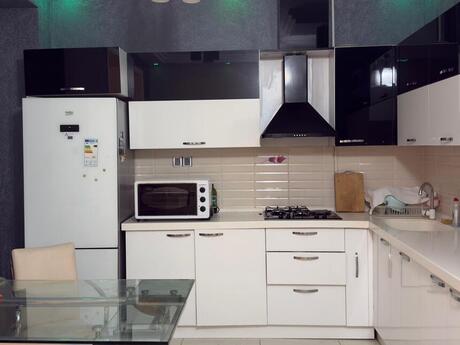 2 otaqlı köhnə tikili - Elmlər Akademiyası m. - 86 m²