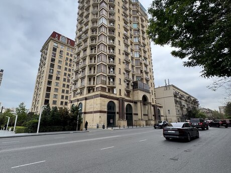3-комн. новостройка - м. 28 мая - 140.8 м²