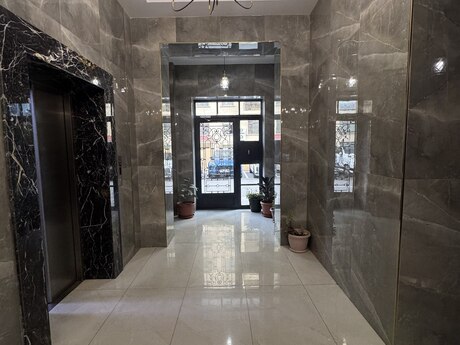 3-комн. новостройка - м. 28 мая - 140.8 м²