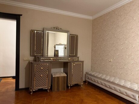 3 otaqlı köhnə tikili - İnşaatçılar m. - 63 m²