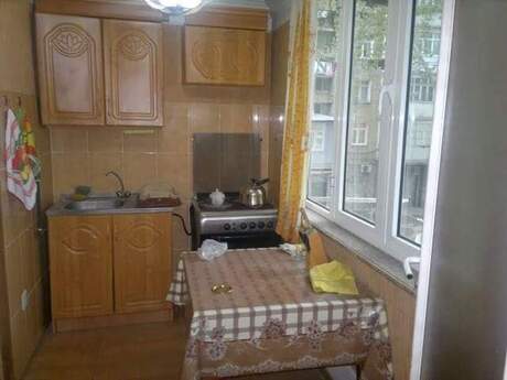 3 otaqlı köhnə tikili - Gəncə - 70 m²