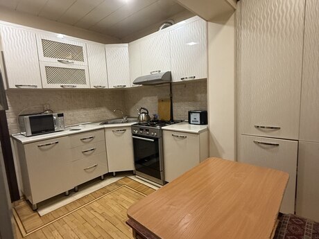 4 otaqlı köhnə tikili - Memar Əcəmi m. - 100 m²