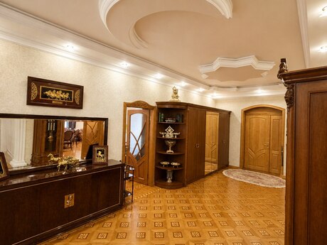 8 otaqlı həyət evi/bağ evi - Səbail r. - 750 m²