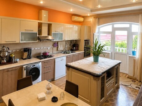 8 otaqlı həyət evi/bağ evi - Səbail r. - 750 m²