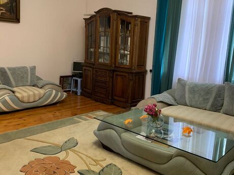 9 otaqlı həyət evi/bağ evi - Abşeron r. - 200 m²