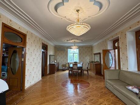 6 otaqlı həyət evi/bağ evi - Şüvəlan q. - 300 m²