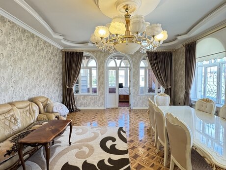 7 otaqlı həyət evi/bağ evi - Binəqədi r. - 300 m²