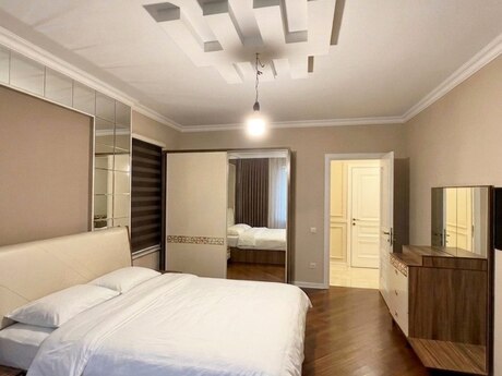 3-комн. новостройка - м. 8 ноября - 130 м²