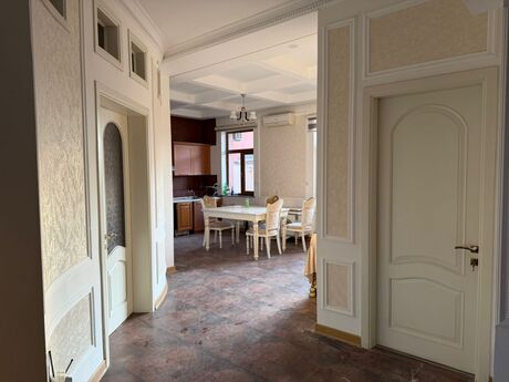 6 otaqlı həyət evi/bağ evi - Badamdar q. - 250 m²