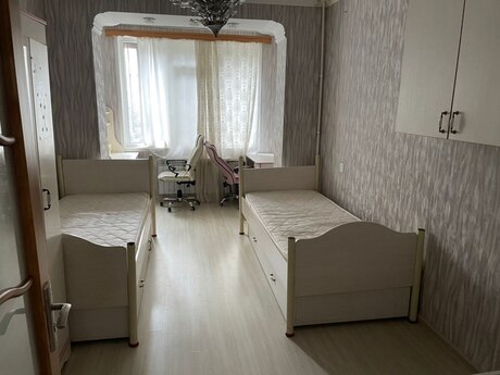 4 otaqlı köhnə tikili - 8 Noyabr m. - 70 m²