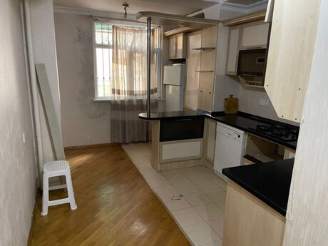 4 otaqlı köhnə tikili - 8 Noyabr m. - 70 m²