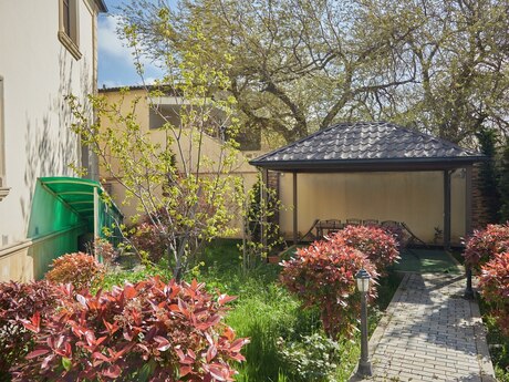 6 otaqlı həyət evi/bağ evi - Badamdar q. - 300 m²