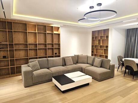 3-комн. новостройка - м. 28 мая - 150 м²