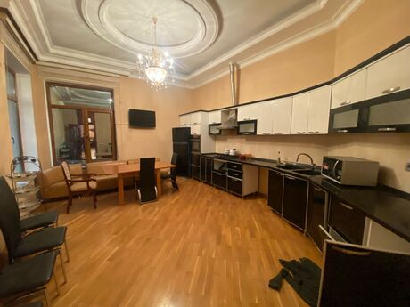10 otaqlı həyət evi/bağ evi - Gənclik m. - 550 m²